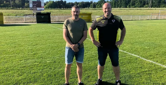 photo  l’entraîneur de l’us oizé thomas bardet avec romain paulouin, président.  &copy;  le maine libre 