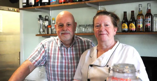 photo  john et maria harman tiennent le bar le graal à beauchêne (orne) depuis décembre 2024.  &copy;  ouest-france 