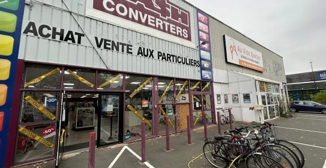 photo  boulevard du doyenné, le 19 août 2025. cash converters fermera dans quelques semaines.  &copy;  co 