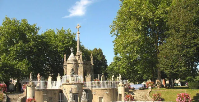 photo  le calvaire de pitié classé aux bâtiments de france, à la chapelle-saint-laurent.  &copy;  archives co 