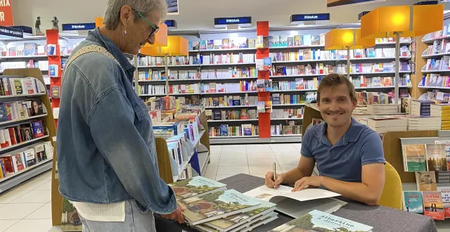 photo  vincent guerrier, journaliste épris de faits divers, dédicace sa bande dessinée « albertine a disparu ».  &copy;  ouest-france 