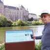 photo le conseiller municipal thierry quantin, devant l’un des panneaux du parcours « solesmes sonore », face à l’abbaye.