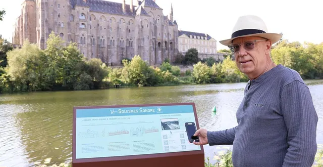 photo  le conseiller municipal thierry quantin, devant l’un des panneaux du parcours « solesmes sonore », face à l’abbaye.  &copy;  ouest-france 