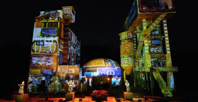 photo  « libération », un spectacle son et lumière mêlant humour, poésie noire et fresque historique, projeté sur les murs monumentaux du site restauré.  &copy;  ouest-france 