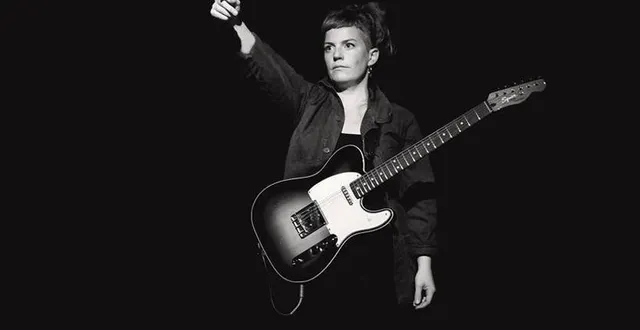 photo  la guitariste tatiana paris a grandi au mans et évolue surtout dans le domaine du jazz improvisé.  &copy;  jeff humbert 