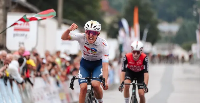 photo  thomas gachignard exulte. il vient de devancer ewen costiou au sprint pour décrocher son premier succès chez les pros.  &copy;  lnc - x. pereyron 