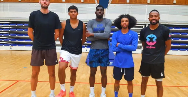 photo  les nouveaux joueurs de l’urb de gauche à droite : morgan belloir, johan randriamananjara, channick nkoma, dee davis et warren racine.  &copy;  ouest-france 