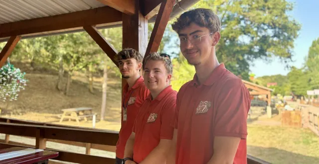 photo  mathis (à droite), sulyvan (au milieu) et romain, (à gauche) sont opérateurs manège au parc de la vallée.  &copy;  co - léo candas 