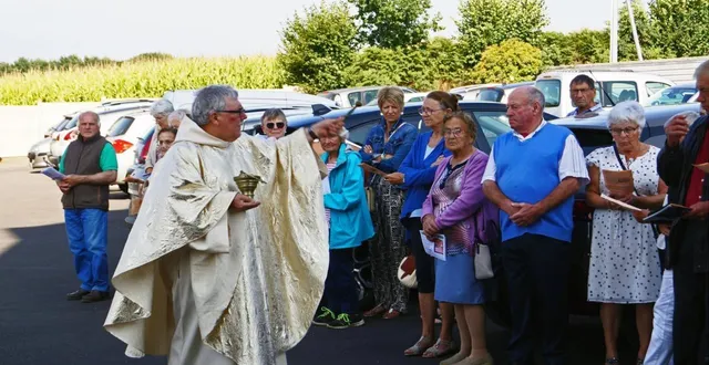 photo  le père raymond hébert de tinchebray a béni conducteurs et automobiles, dimanche.  &copy;  ouest-france 