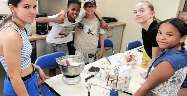photo  les ados se sont repliés en cuisine avec romane, leur animatrice, et se sont concocté de savoureux cookies.  &copy;  le maine libre. 