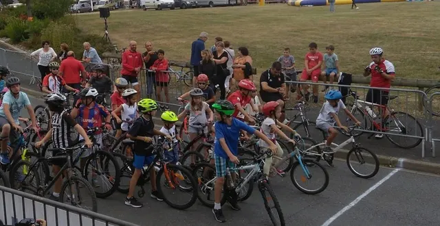 photo  au départ de la course cycliste.  &copy;  co 