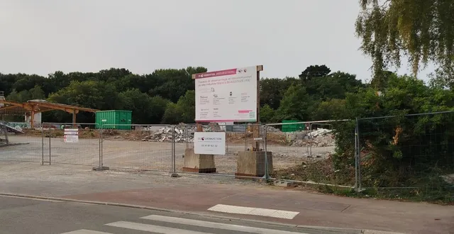 photo  les travaux de déconstruction du bourg touchent à leur fin. l’ancienne entreprise macé a été démolie, après son désamiantage. il est désormais possible d’apercevoir le quartier de la chanterie depuis la rue du bourg-de-paille.  &copy;  co 