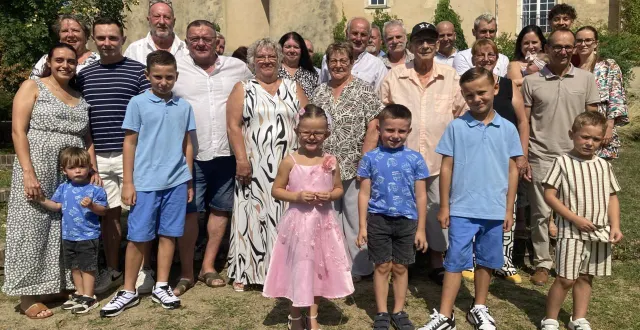 photo  vendredi, 61 ans après leur première rencontre lors du bal du 14 juillet de saint-mars-la-brière, robert froger, 83 ans (au second rang avec sa casquette) et jacqueline, 79 ans (à sa droite) avaient réuni une trentaine de parents au domaine de pescheray,pour célébrer leurs 60 ans de mariage. installés à champagné depuis 1979, ils ont eu quatre enfants, cinq petits-enfants et dix arrière-petits-enfants, « dont deux le mois dernier », précise fièrement la pimpante matriarche. certains étaient venus d’alsace pour l’événement.  &copy;  ouest-france 
