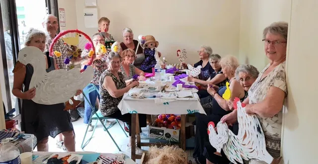 photo  les bénévoles de générations mouvement cantonal mettent tout leur cœur à confectionner des décorations colorées et originales pour le comice agricole de bonnétable.  &copy;  le maine libre 