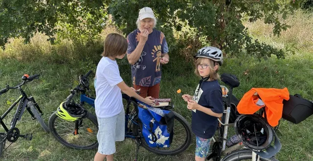photo  beaufort-en-anjou, le 6 août 2025. jean-luc allard entouré de ses petits-fils elie (t-shirt blanc) et zacharie (maillot sombre) à l’heure de l’indispensable casse-croûte.  &copy;  co - christophe ricci 