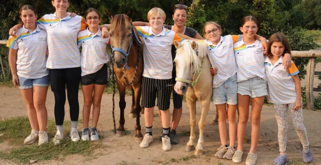 photo  six cavalières et un cavalier du centre équestre saumur équipassion.  &copy;  co 