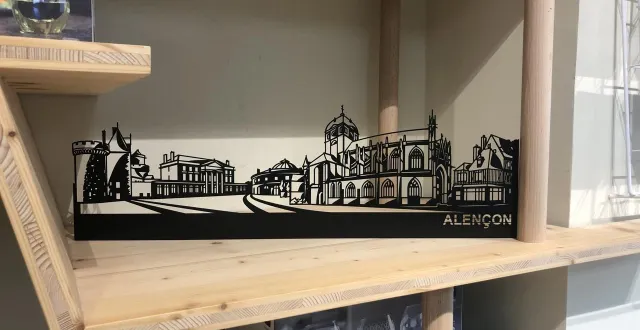 photo  de la halle au blé en passant par le tribunal, la basilique et le château, les principaux joyaux d’alençon ont leur place sur ce cadre mural.  &copy;  ouest-france 