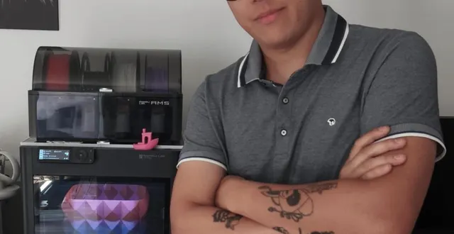 photo  quentin deto devant son imprimante 3d.  &copy;  co 