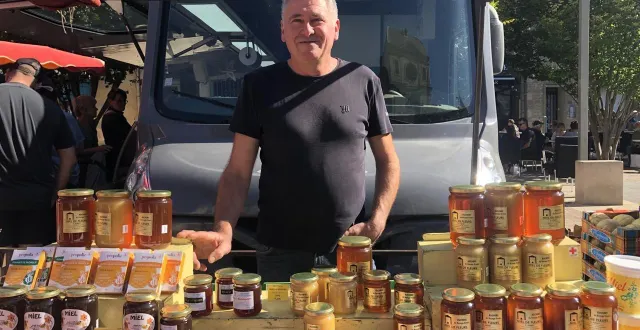 photo  daniel perret exploite 300 ruches pour produire son miel.  &copy;  ouest-france 