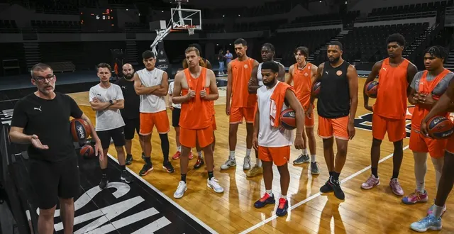 photo  trevor hudgins, avec le ballon au milieu, aura une importance capitale dans l’effectif du msb cette saison.  &copy;  le maine libre - denis lambert 