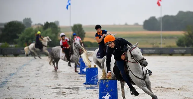 photo  les cavaliers de la catégorie open (18-27 ans) commencent le troisième jeu de l’épreuve.  &copy;  co – josselin clair 