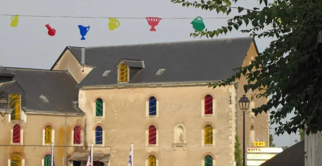 photo  depuis le début de l’été, les habitantes et habitants ont cru assister à noël avant l’heure en voyant les guirlandes sous forme de poteries illuminer la commune. mais elles produisent des reflets lumineux grâce aux rayons du soleil.  &copy;  ouest-france. 