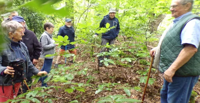 photo  lucien chanroux sort des sentiers battus pour emmener le groupe des généalogistes sur des sites à découvrir.  &copy;  le maine libre 