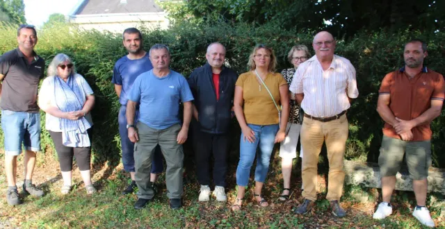 photo  jean-luc marchand, (2e à droite), accompagné des membres et bénévoles du comité des fêtes.  &copy;  ouest-france 