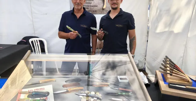 photo  didier bergeot et son fils julien lors du festival des métiers d’art avec le couteau au pan coupé.  &copy;  le maine libre 