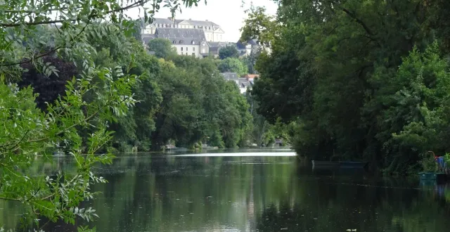 photo  dans le bois maury, la berge offre une belle vue vers le. mans et le lycée bellevue, ancienne abbaye saint-vincent. un parc y sera aménagé prochainement et le chemin de 100 m le long de la berge, sur les 520 m de rive coulainaise, va être prolongé d’au moins 50 m vers l’aval.  &copy;  ouest-france 