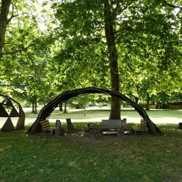 photo situé près du centre et assez fréquenté, le parc de la gironde est bien ombragé avec des dômes et des bancs.  ©  ouest-france