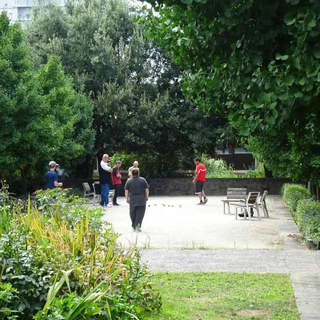 photo le mail entre l’église à la mairie accueille des joueurs de pétanque.  ©  ouest-france