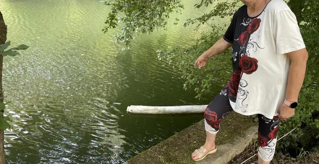 photo  marie-france letourneau habite au bord de la vègre depuis 20 ans. comme d’autres riverains, elle s’inquiète des rejets émis par la station d’épuration du cavol située au-dessus de sa propriété de loué.  &copy;  le maine libre 