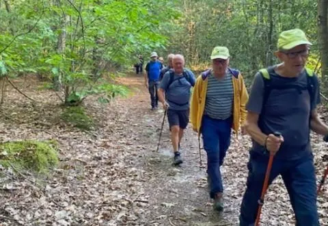 photo  étienne delobel (au premier plan), le principal organisateur des 24 heures de marche de mayet, vérifie les sentiers avec une équipe de baliseurs.  &copy;  le maine libre 