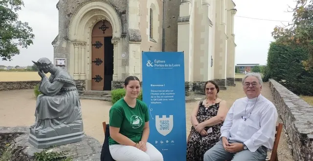 photo  devant la chapelle de la salette, de gauche à droite, nolwenn hervé (qui vient de participer au jubilé des jeunes à rome), françoise meunier (équipe liturgique et chorale), jean-marie gautreau, curé de la paroisse.  &copy;  ouest-france 