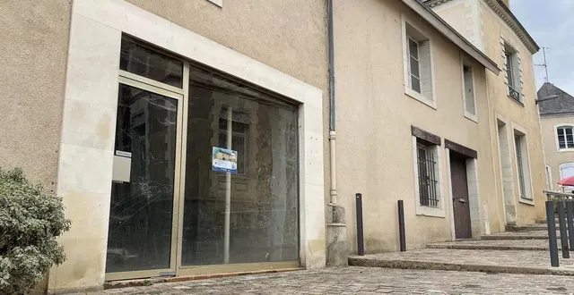 photo  l’immeuble des 54-56 de la grande rue à sablé-sur-sarthe sera mis aux enchères le 2 septembre 2025 sur le site agorastore.  &copy;  ouest-france 