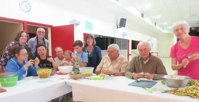 photo  les participants à l’atelier confitures ont épluché les fruits avant d’en faire de la confiture.  &copy;  ml 