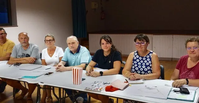 photo  clémence bagiau, au centre, est la présidente de l’association comice entourée de nombreux bénévoles.  &copy;  le maine libre 