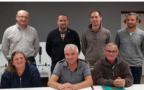 photo  assis au centre, jacques royer, le président, entouré des membres du bureau, réuni pour organiser le comice.  &copy;  ouest-france 