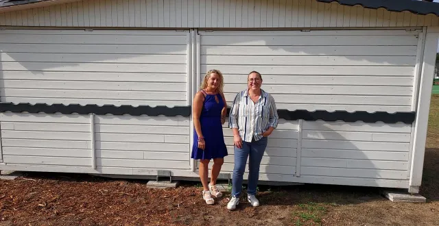 photo  cyrielle pichon et aurélie ageorges julien devant le nouveau chalet qui proposera de quoi se restaurer durant les matchs.  &copy;  le maine libre 