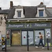 photo  la boulangerie des parents de belkacem zaroui, « aux délices de sargé », est fermée jusqu’à nouvel ordre. 