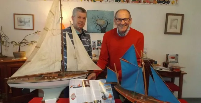 photo  denis douailin et jean-pierre brindeau (à droite) avec deux pièces de la collection borda, en 2021.  &copy;  archives le maine libre 