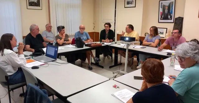 photo  à l’image, les élus municipaux de mézières votant pour l’installation de panneaux solaires sur le terrain du plan d’eau de la ville.  &copy;  archives ml 