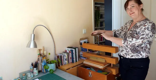 photo  karine guini au sein de son atelier de reliure.  &copy;  ouest-france 
