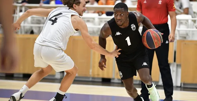 photo  le tonique meneur terrell gomez (numéro 1), a été l’un des artisans de la victoire de quimper.  &copy;  philippe kermoal 