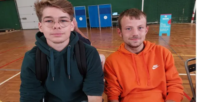 photo  hugo de magny-le-désert, 20 ans, donnait son sang pour la seconde fois et alexandre de la ferté-macé, 18 ans, donnait pour la première fois.  &copy;  ouest-france 