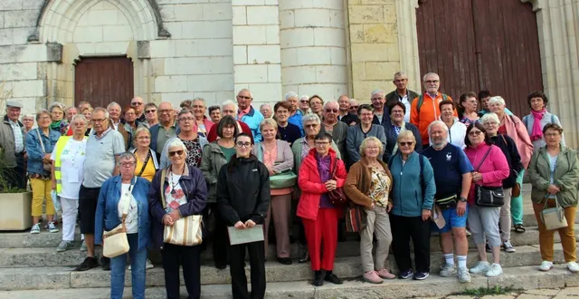 photo  le groupe de générations mouvement au début de sa visite à mayet.  &copy;  le maine libre 
