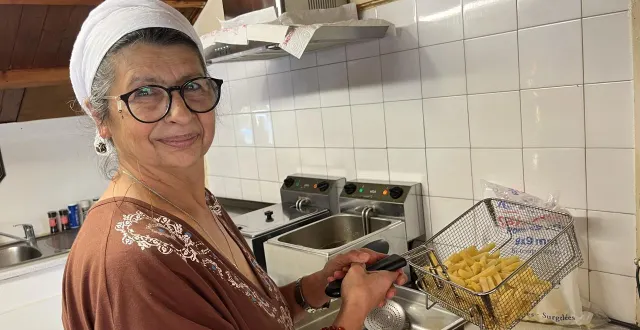 photo  floricica marinescu vend bien plus que des frites sur le bord de la rd323 : elle donne de l’amour.  &copy;  le maine libre 