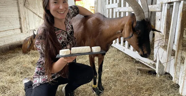 photo  lila bruyère et «bêbê», l’une des chèvres qui constitue son troupeau.  &copy;  ouest-france 