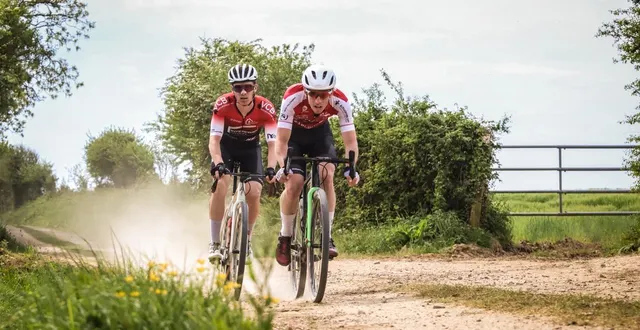 photo  lilian bourgneuf-monclair (à gauche) et steven delprat (à droite) ont rapidement pris goût au gravel.  &copy;  eloïse photography 